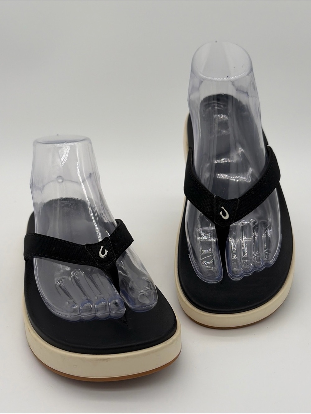 OLUKAI Nu'a Pi'o Women's Size 7 Flip Flop Thong Sandals Black White Beach Resort